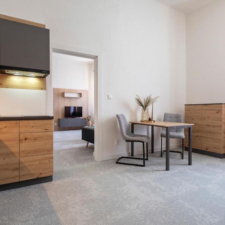 Alure Residences 10 - 24H Self Check-In & Private Parking Next To The Apartment Building Included, City Center Right On Snp Square In A Quiet Passage, New Building, Best Deal In Town Banská Bystrica Eksteriør bilde